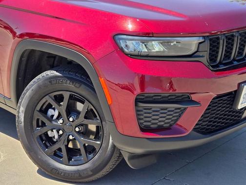 Velvet Red Pearlcoat 2025 Jeep Grand Cherokee Laredo