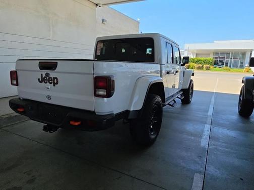 Bright White Clearcoat 2022 Jeep Gladiator Mojave