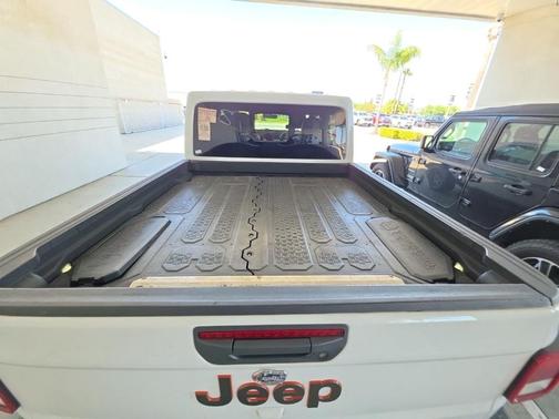 Bright White Clearcoat 2022 Jeep Gladiator Mojave
