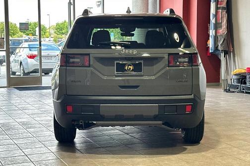 Sting Gray Clearcoat 2026 Jeep Cherokee LAREDO/LIMITED