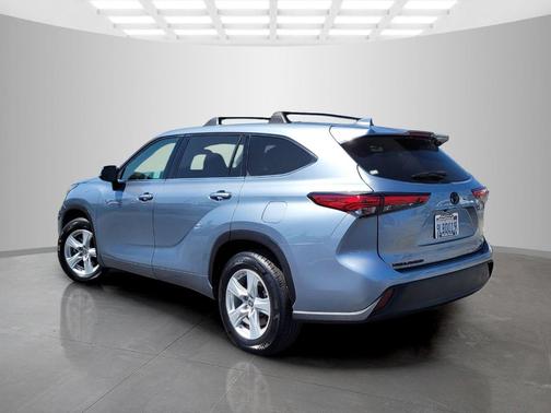 Moon Dust 2021 Toyota Highlander LE