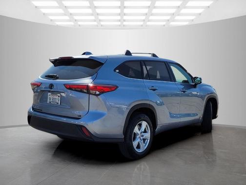 Moon Dust 2021 Toyota Highlander LE
