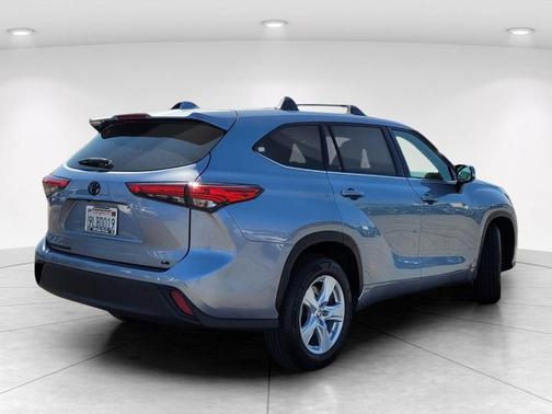 Moon Dust 2021 Toyota Highlander LE