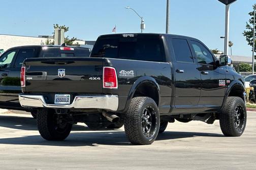 Brilliant Black Crystal Pearlcoat 2018 RAM 2500 Laramie