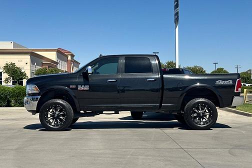Brilliant Black Crystal Pearlcoat 2018 RAM 2500 Laramie