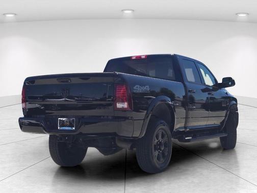 Brilliant Black Crystal Pearlcoat 2018 RAM 2500 Laramie