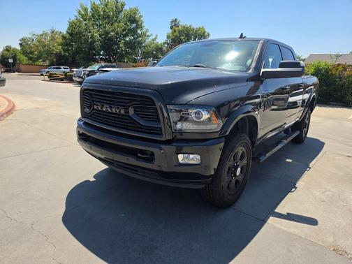 Brilliant Black Crystal Pearlcoat 2018 RAM 2500 Laramie
