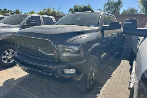Brilliant Black Crystal Pearlcoat 2018 RAM 2500 Laramie
