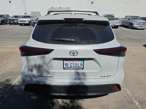 Pearl 2024 Toyota Highlander XLE
