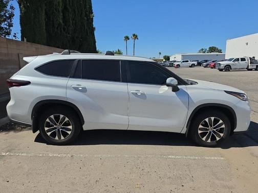 Pearl 2024 Toyota Highlander XLE