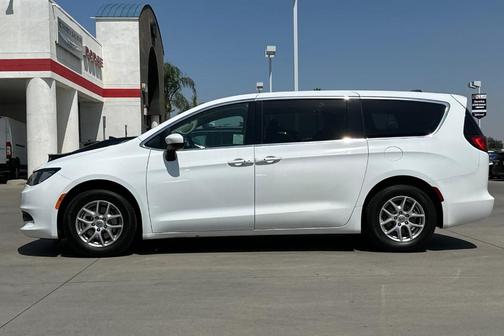 2022 Chrysler Voyager LX