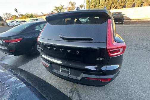 2025 Volvo XC40 B5 Plus Dark Theme