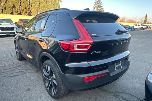 2025 Volvo XC40 B5 Plus Dark Theme