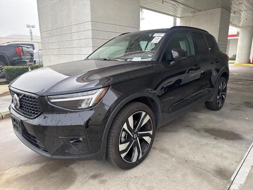 2025 Volvo XC40 B5 Plus Dark Theme