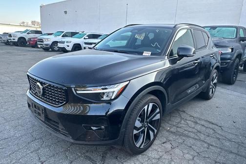 2025 Volvo XC40 B5 Plus Dark Theme