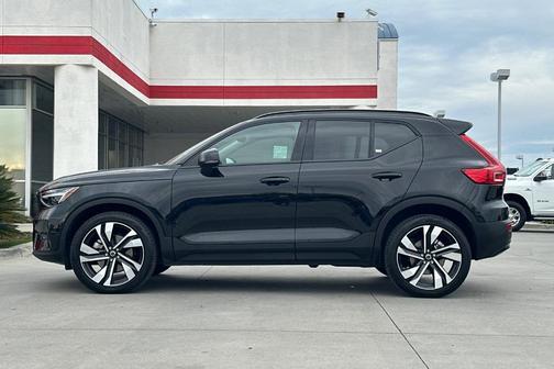 2025 Volvo XC40 B5 Plus Dark Theme