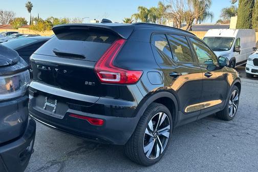 2025 Volvo XC40 B5 Plus Dark Theme