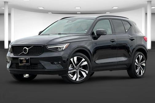 2025 Volvo XC40 B5 Plus Dark Theme