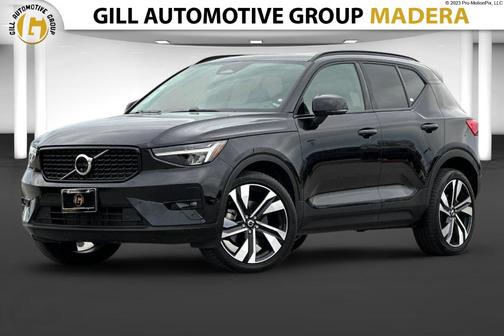 2025 Volvo XC40 B5 Plus Dark Theme