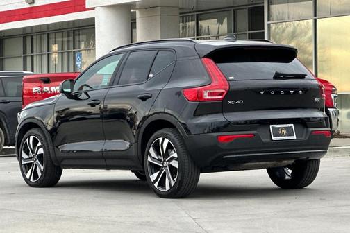 2025 Volvo XC40 B5 Plus Dark Theme