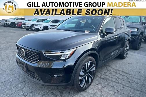 2025 Volvo XC40 B5 Plus Dark Theme