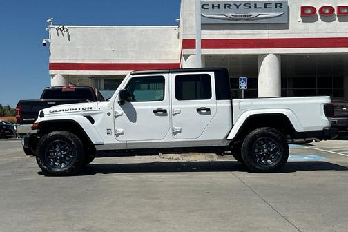 Bright White Clearcoat 2026 Jeep Gladiator 85th Anniversary Edition