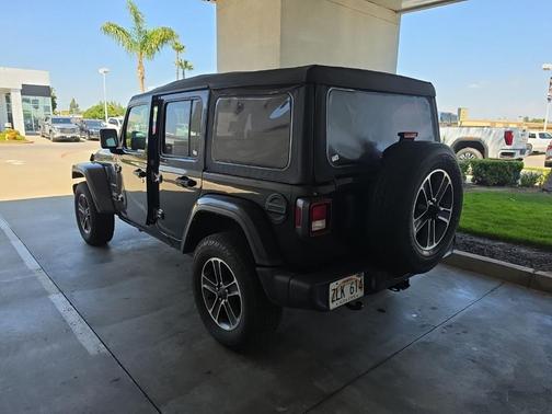 Black Clearcoat 2023 Jeep Wrangler Sahara