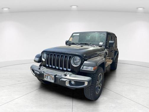 Black Clearcoat 2023 Jeep Wrangler Sahara