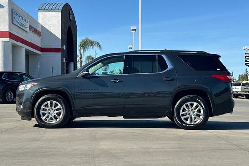 Graphite Metallic 2021 Chevrolet Traverse LT Cloth