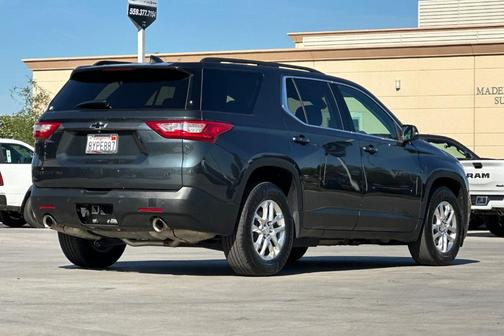 Graphite Metallic 2021 Chevrolet Traverse LT Cloth