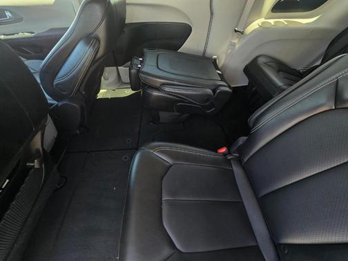 Bright White Clearcoat 2024 Chrysler Pacifica Touring-L