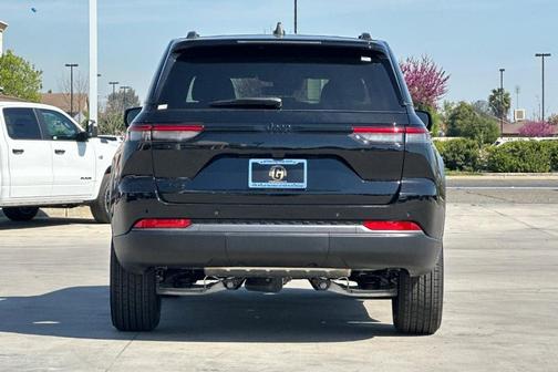 2026 Jeep Grand Cherokee Laredo