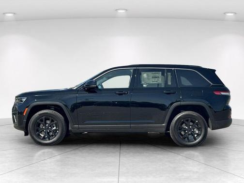 Diamond Black 2026 Jeep Grand Cherokee Laredo