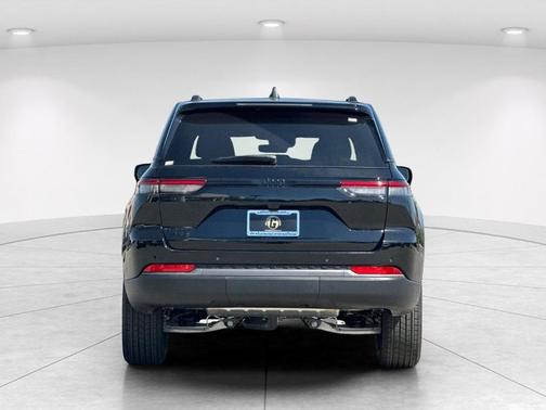 Diamond Black 2026 Jeep Grand Cherokee Laredo