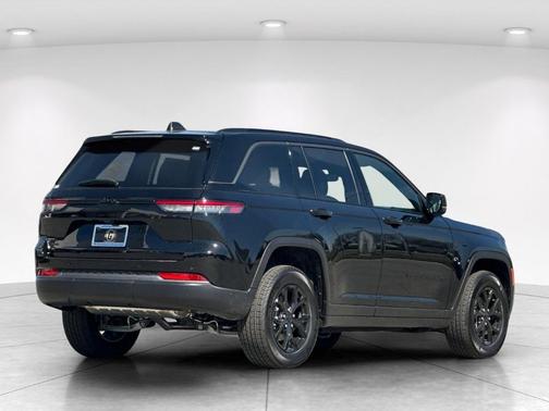 Diamond Black 2026 Jeep Grand Cherokee Laredo