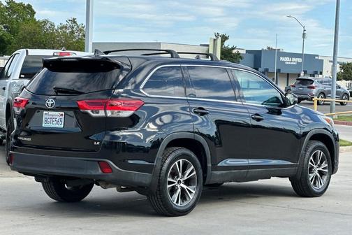 Midnight Black Metallic 2019 Toyota Highlander LE Plus