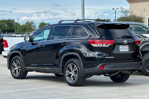 Midnight Black Metallic 2019 Toyota Highlander LE Plus