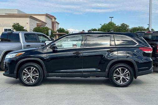 Midnight Black Metallic 2019 Toyota Highlander LE Plus