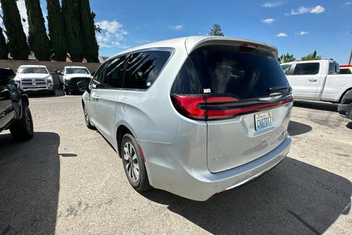 2023 Chrysler Pacifica Hybrid Touring L