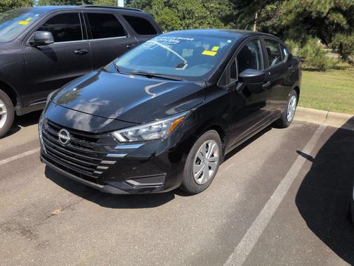 Super Black 2025 Nissan Versa 1.6 S
