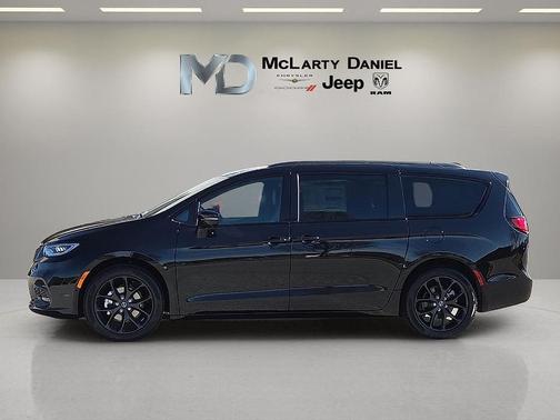Diamond Black 2026 Chrysler Pacifica Select