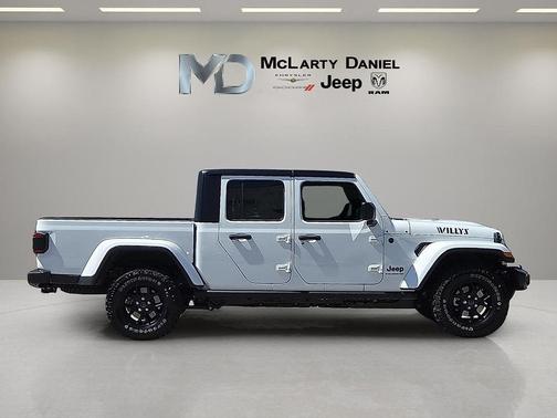 Bright White Clearcoat 2026 Jeep Gladiator Sport
