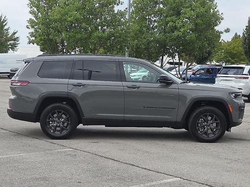 Sting Gray Clearcoat 2027 Jeep Grand Cherokee L Laredo
