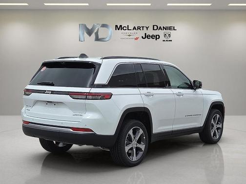 Bright White Clearcoat 2026 Jeep Grand Cherokee Limited