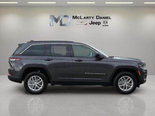 Metallic 2026 Jeep Grand Cherokee Laredo