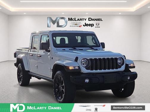 Bright White Clearcoat 2025 Jeep Gladiator Sport