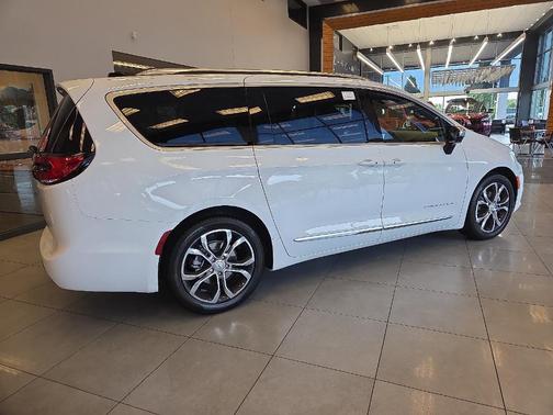 2026 Chrysler Pacifica Pinnacle