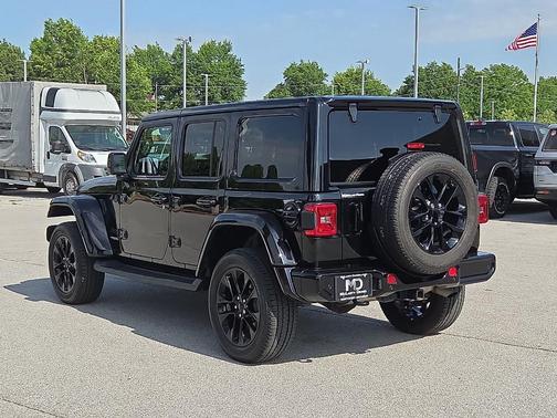 Black Clearcoat 2021 Jeep Wrangler Unlimited Sahara Altitude