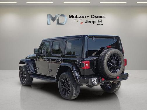 Black Clearcoat 2021 Jeep Wrangler Unlimited Sahara Altitude