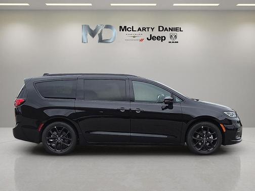 Diamond Black 2026 Chrysler Pacifica Limited
